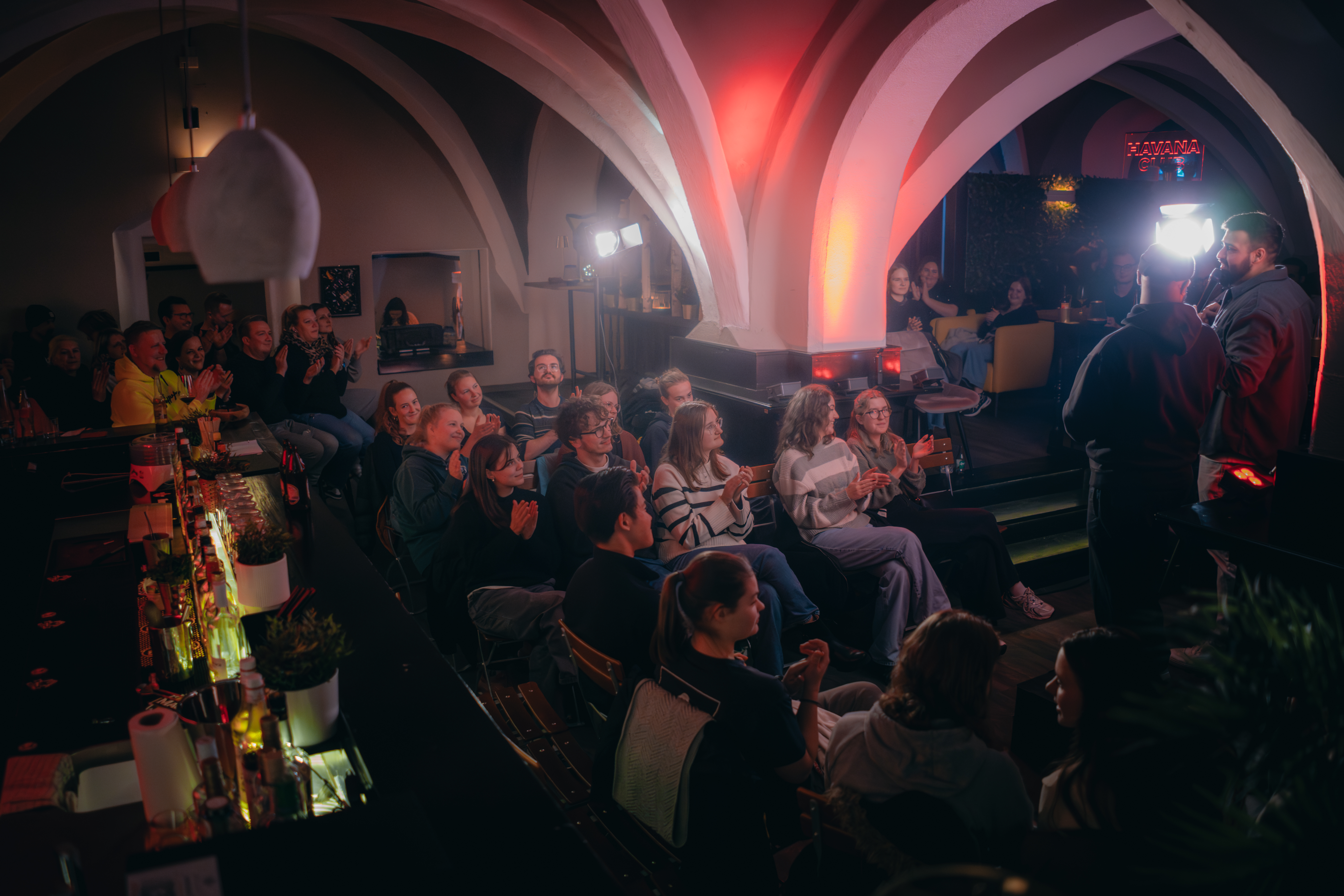Publikum bei einer Steh auf Comedy Firmenveranstaltung