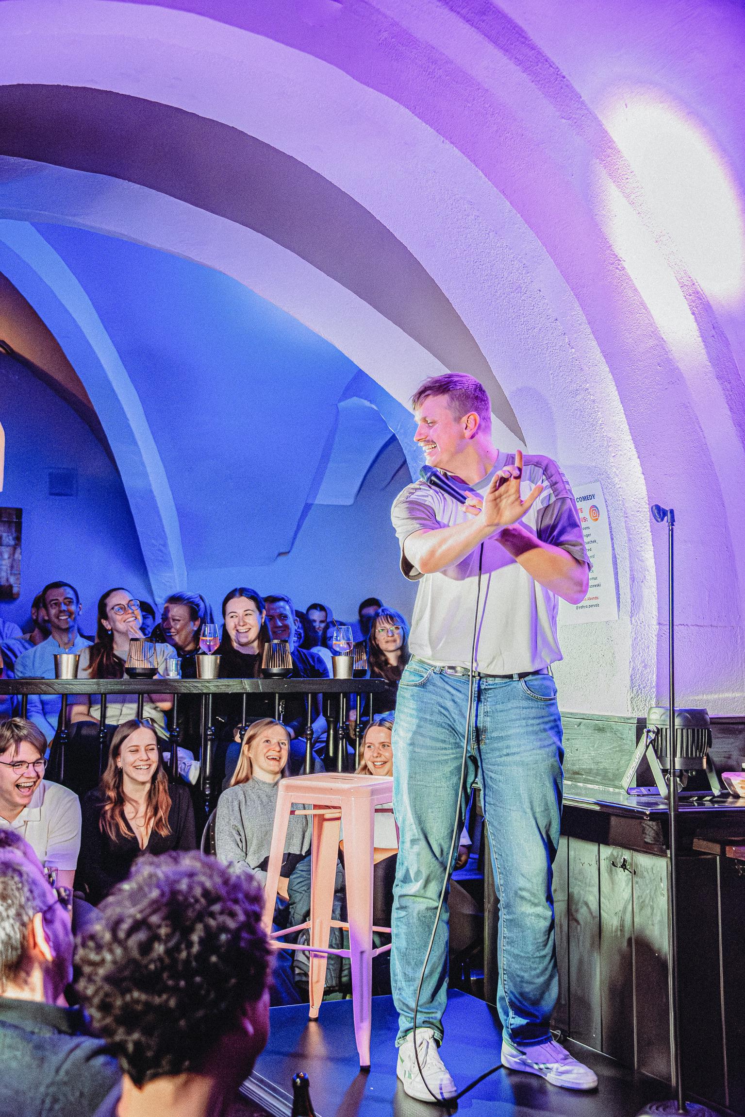 Comedian auf der Bühne bei Steh auf Comedy